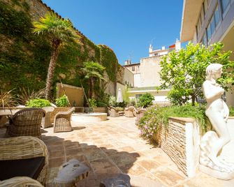 بست ويسترن بريميير لو باسيو ديز آرتيست - كان - شرفة مرصوفة