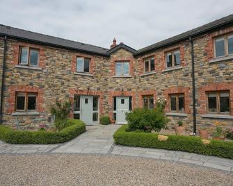 Two bedroom cottage in a landscaped courtyard in the heart of Ireland's Ancient East Region. - Navan - Building