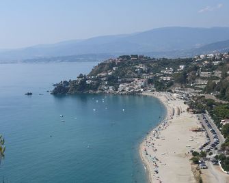 apartment in the city center 15 minutes from the beaches of Soverato and Copanello - Catanzaro - Building