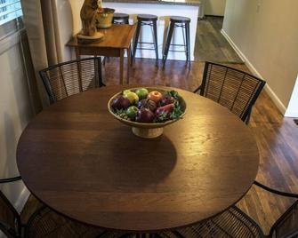 Peaceful Country Setting on a Working HorseFarm - Lenoir City - Dining room