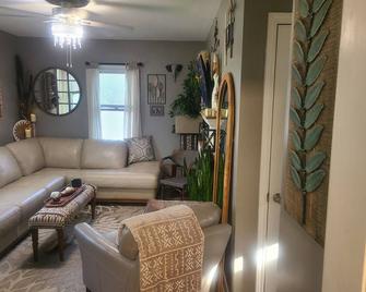 Onyx Oasis I w/ Private Pool and firepit. Walking distance to Washburn U. - Topeka - Living room