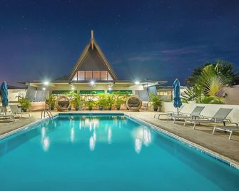 Island Bliss | Kahului Stay | Outdoor Pool Access | Garden View Room - Kahului - Pool