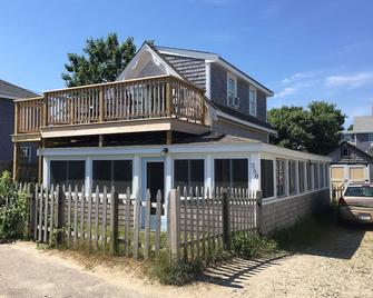 Beautiful Beach House with Guest House on White Horse Beach Stunning Ocean Views - Plymouth - Building