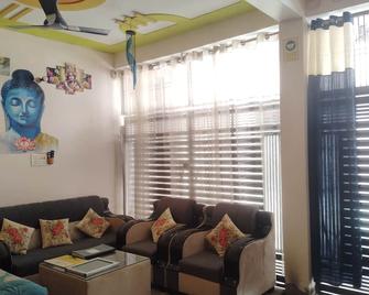 Om Sadan Ayodhya Dhaam - Ayodhya - Sala de estar