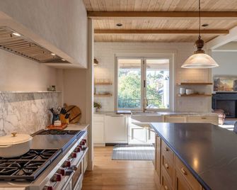 Custom home with Pickleball court - Seattle - Cucina