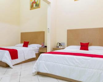 RedDoorz @ Pataruman Garut - Garut - Bedroom