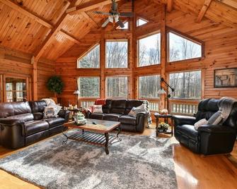 Kinsman Cabin in the woods on 60 acres w/Hot Tub Near Pymatuning Lake - Kinsman - Sala de estar