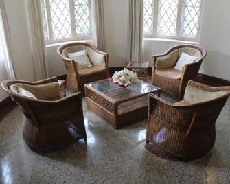 Victory Dawn - Kochi - Living room
