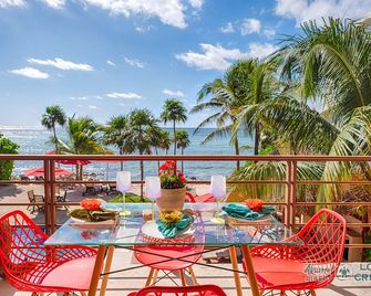 Spacious beachfront condo with AC, WiFi, swimming pool! - Akumal - Balcony