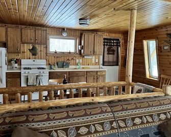 WELCOME Snowmobilers!! Ride your sled right from the cabin to the many trails!! - Solon Springs - Cocina