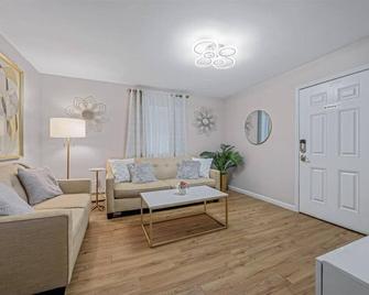 Private Apartment on River Ave. close to main st - Patchogue - Living room