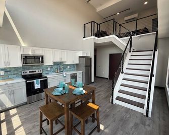 Downtown Penthouse Loft - Evansville - Kitchen