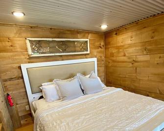 Cozy Studio in Historic Building on Girard Square Open Loft with King Size Bed - Girard - Bedroom