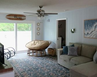 Charming 3-bedroom house with Privacy Fence, Large Deck, Ping-Pong, Marina - Newport - Sala de estar