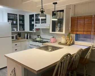 Pristine Beach Cottage Just Steps From the Beach! - East Wareham - Cocina