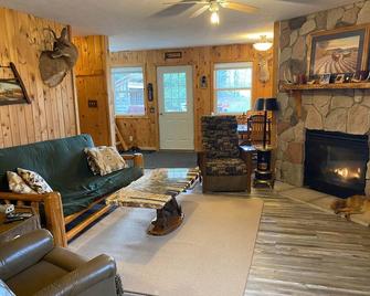 The Lazy Acorn Cabin - Cadillac - Living room