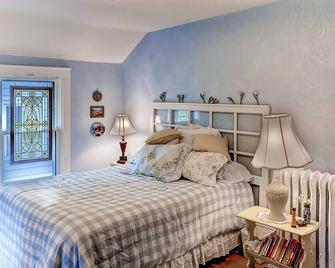 Historic Home with Sunroom - 5 Mi to Lambeau Field! - De Pere - Bedroom