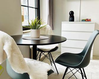 City Apartment Osnabrück -- inklusive Parkplatz & WiFi, vollausgestattete Küche mit Geschirrspüler -- Perfekt für Urlaub & Business - Osnabrück - Comedor