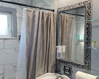 New Quaint & Convenient Hideaway Great Location - East Hartford - Bathroom