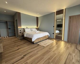 Oceanview Cabins - Where the Ocean meet’s Luxury! 4-Bedroom Luxury Beachhouse - Kokrobite