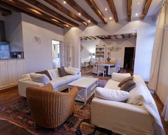 Domaine de La Retardière , 2 buildings, heated swimming pool - Sepmes - Sala de estar