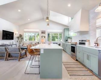 The Carriage House - Pikes Peak Views - Guesthouse- Central Location - Colorado Springs - Cuisine