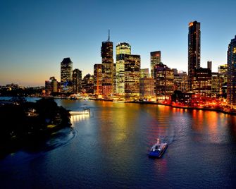 Contemporary 1-Bed with Pool Near Brisbane River - Brisbane