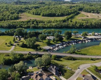 Picturesque Luxury Waterside Villa - Niagara Falls - Outdoor view