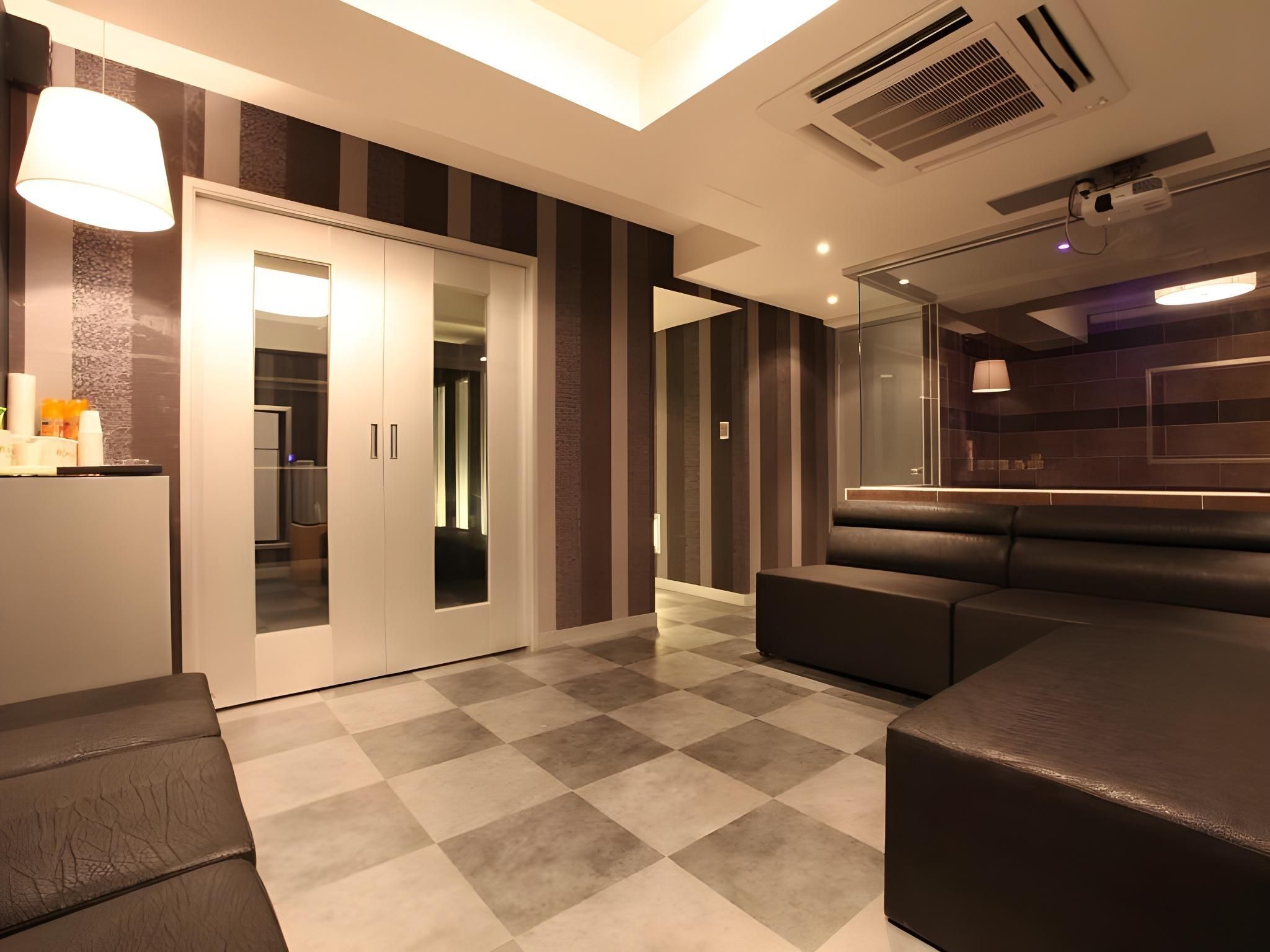 هوتل أبريل سكند