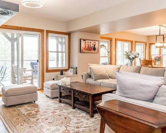 Muskoka Lakeshore Cottage Bliss - Gravenhurst - Living room