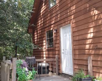 Cabin with Pond, Trails, and Farm Experience - Flint - Edificio