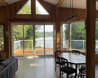 Private Waterfront Getaway on Townsend Lake - Markdale - Comedor