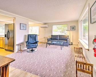 Walkable Sitka Getaway w/ Community Perks! - Sitka - Living room