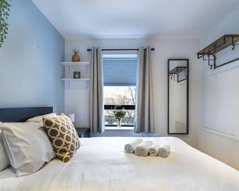 Pass the Keys | Stunning 2BR Apt w Balcony Views City Centre - Belfast - Bedroom