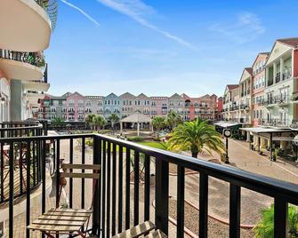 Cozy Queen Suite in European Village with Balcony view near beaches - Palm Coast - Balcón