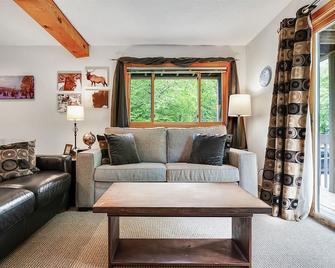 White Cap B-315 | 1 Bed, 1 Bath - Newry - Sala de estar