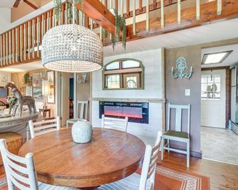 4 Mi to Lake Santeetlah: Cabin w/ Deck & Views - Robbinsville - Essbereich