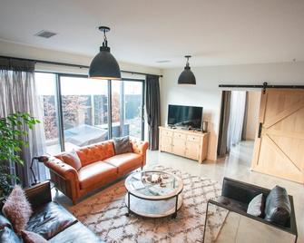 Black Stilt Retreat, Stunning Luxury Property - Twizel - Living room