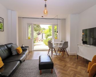 2A THE MEWS, family friendly, character holiday cottage in Langstone - Havant - Living room