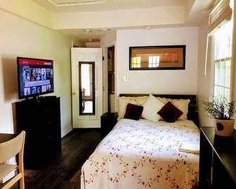 Private, Sanitized Loft, with Discounts Sleeps 2 - Lynchburg - Bedroom