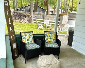 Houghton Lake cabin with covered outdoor entertainment space. No cleaning fees. - Prudenville - Patio