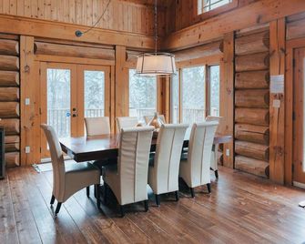 Le Chic Traditionnel - Spa & Mountains - Sainte-Adèle - Salle à manger