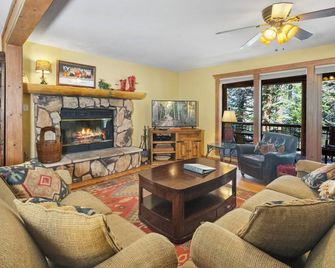 'Rocky Top Rio' First Class Private Riverfront Cabin! Fireplace, Fire Pit, Pet friendly! - Red River - Living room