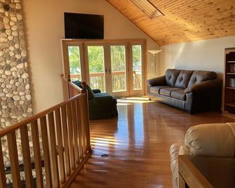 Lakefront hot tub, year round peace, nearby wineries, no close neighbors, beach! - Brooklyn - Living room