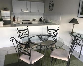 Travers Street Apartment - Wagga Wagga - Kitchen
