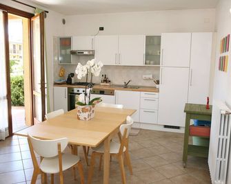 Apartments 'and Ciclamini' in Moniga del Garda - Moniga del Garda - Kitchen