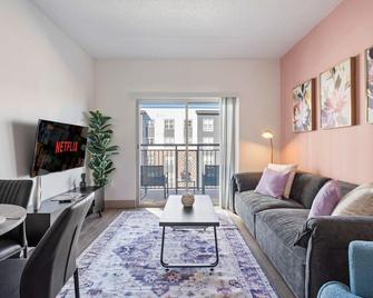 Bright Uptown Bliss - Free Parking, Walkable, Views - Charlotte - Sala de estar