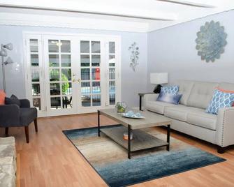 Sweet charming large 3bd home with pool - Sacramento - Sala de estar