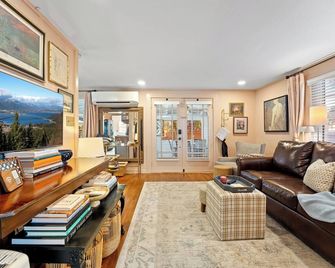 All In The Details: Modern Amenities, Close to Downtown. Pet Friendly! - Mount Dora - Living room