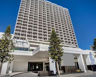 Surfers Paradise Studio Apartment with Ocean Views - Clear Island Waters - Building